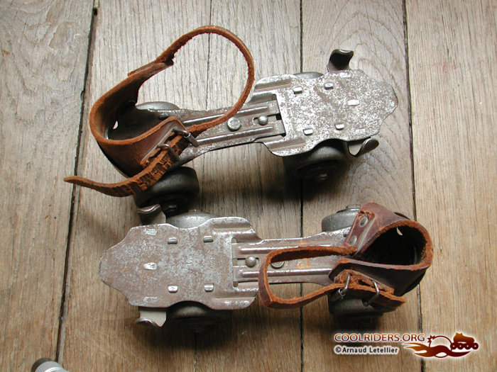 Patins à roulettes anciens en acier et cuir