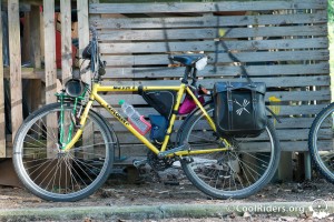 Vélo de voyage Muddy Fox Tange avec portes bagages et sacoches